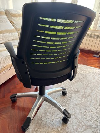 Silla de oficina negra y verde