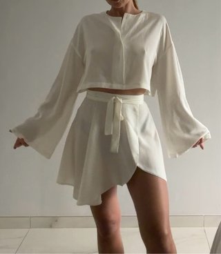 Conjunto blanco crop top y falda lazo