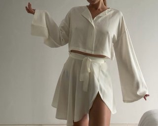 Conjunto blanco crop top y falda lazo