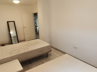 Alquiler piso de buenas calidades y muy luminoso.