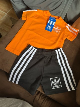 Conjunto Adidas Niño Naranja y Negro