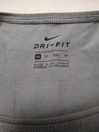 Camiseta deportiva Nike Dri-Fit gris
