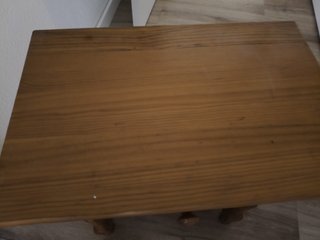 Mesita de madera con cajón