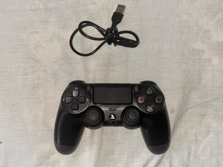PS4 slim  Negra + Mando + Juegos + Cables