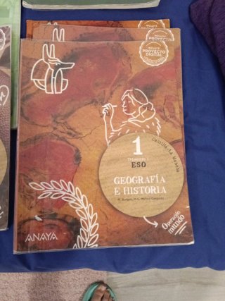 Lote libros texto. 1eso. Adoratrices. Niña Maria.