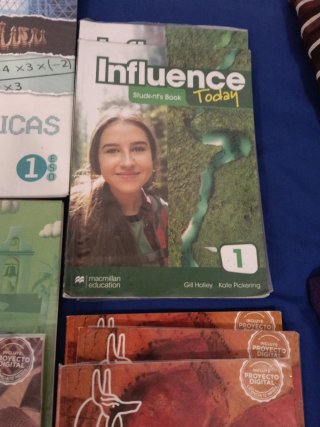 Lote libros texto. 1eso. Adoratrices. Niña Maria.