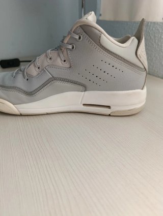 Zapatillas Jordan Grises y Blancas