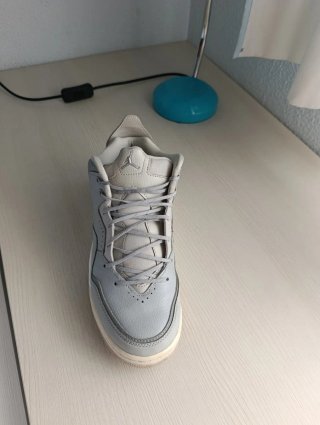 Zapatillas Jordan Grises y Blancas