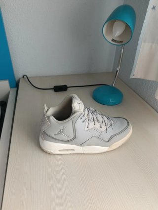 Zapatillas Jordan Grises y Blancas