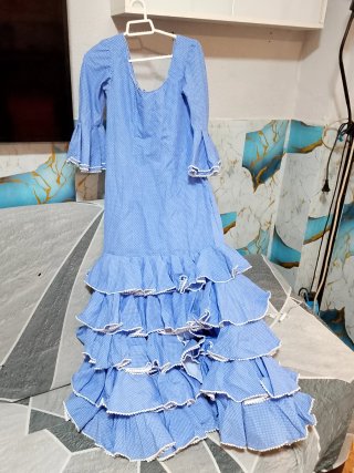 Traje de flamenca azul con volantes