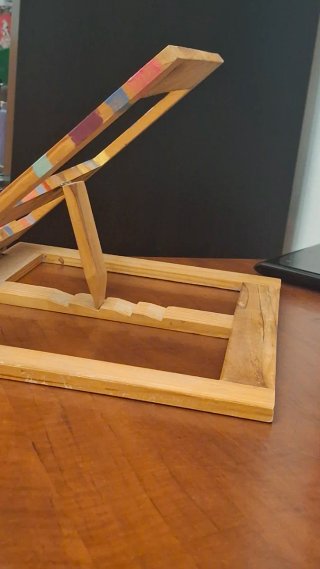 Atril de madera pintado