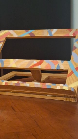 Atril de madera pintado