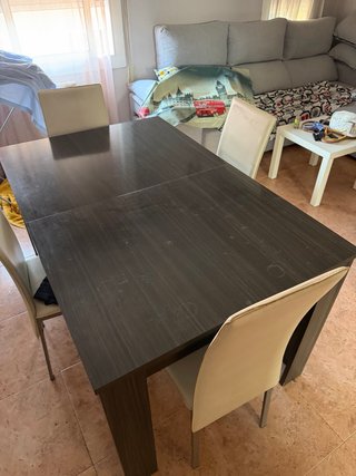 Mesa de comedor de madera oscura maciza