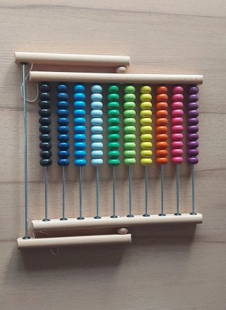 Ábaco de madera con cuentas de colores