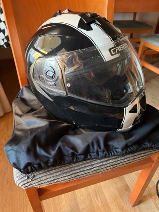 Casco de moto integral negro y blanco