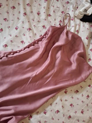 Vestido satén rosa maquillaje