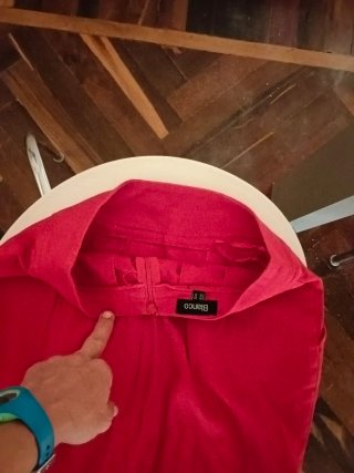 Falda mini roja con pliegues