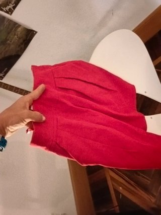 Falda mini roja con pliegues