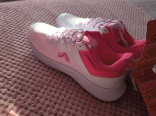 Deportivas blancas y rosas nuevas
