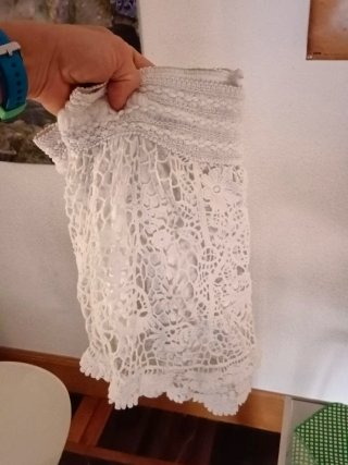 Falda, de encaje blanco.