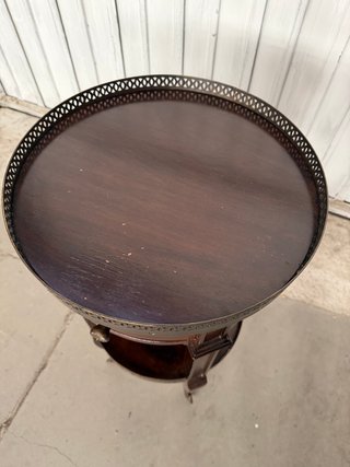 Mesita auxiliar antigua de madera y metal