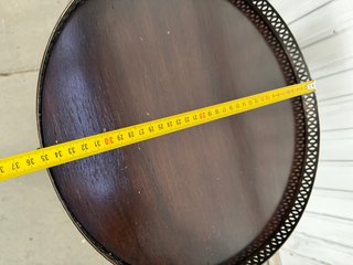 Mesita auxiliar antigua de madera y metal