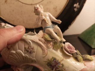 Zapato de porcelana antiguo con cupido