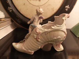 Zapato de porcelana antiguo con cupido