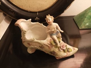 Zapato de porcelana antiguo con cupido