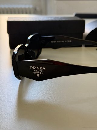 Occhiali Prada Unisex Neri con Scatola