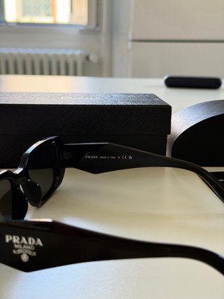 Occhiali Prada Unisex Neri con Scatola