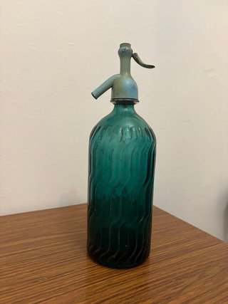 Sifón antiguo cristal verde relieve