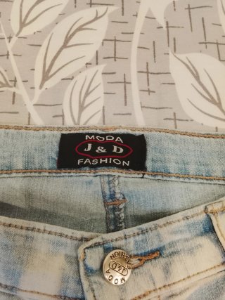 Pantalón vaquero flare desgastado