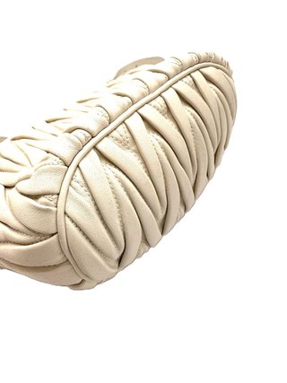 Pochette Miu Miu Beige y Dorada