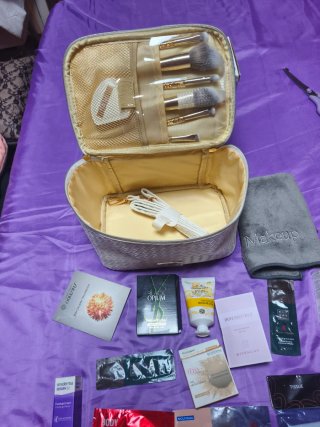 Neceser con brochas de maquillaje y de regalo