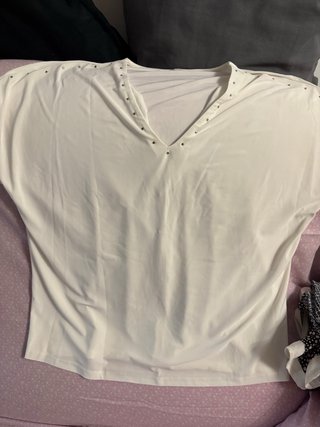 Conjunto Ropa Beige y Rojo  5 camisas y un traje