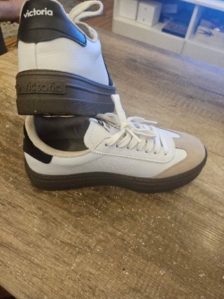 Zapatillas Victoria Negras y Blancas