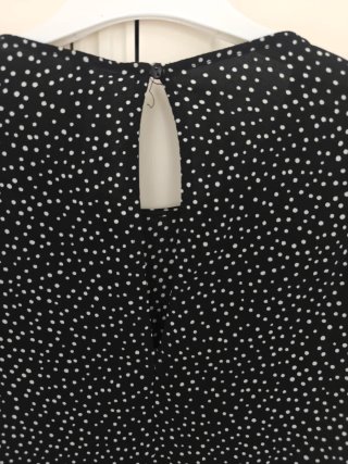 Vestido negro lunares blancos