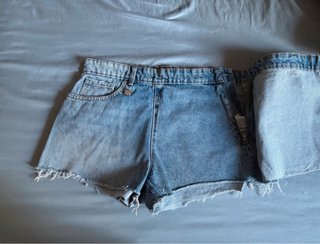 Pantalón corto vaquero desgastado