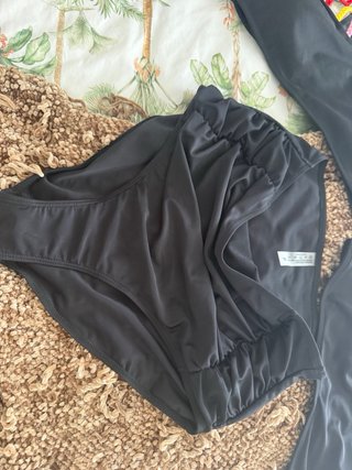 Bikini negro con sujetador multicolor