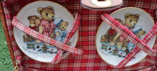 Valigetta per picnic in vimini con set di porcellana orsetti