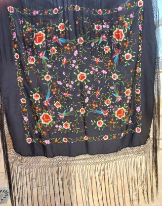 Manton de mano bordado flores y pájaros