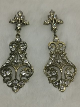 Pendientes estilo antiguo con pedrería