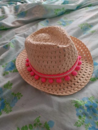 Gorro de paja para niña con pompones.