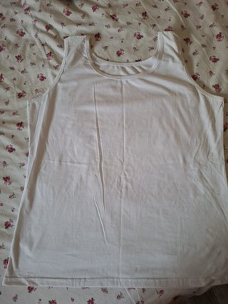 Camiseta blanca sin mangas