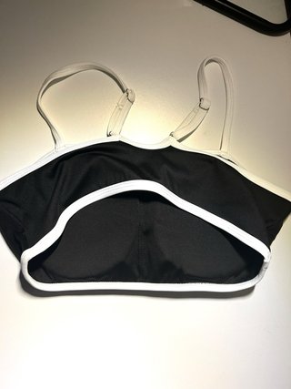 Top Alo Yoga Preto e Branco