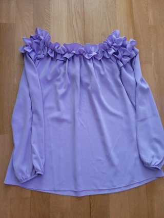 Blusa morada con volantes