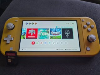 Nintendo Switch Lite Amarilla + 4 juegos