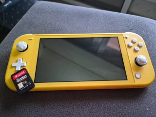 Nintendo Switch Lite Amarilla + 4 juegos