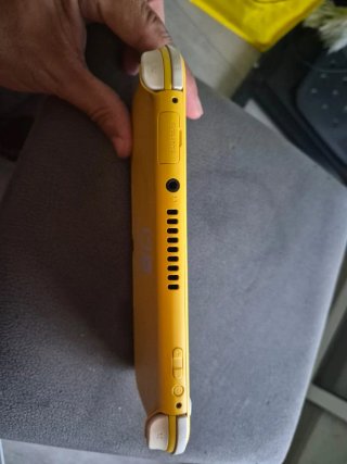 Nintendo Switch Lite Amarilla + 4 juegos